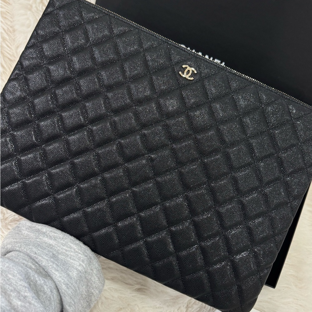 CHANEL o case large (Black Quilted Clutch) - (1600) - Picture 2 of 5